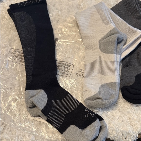 2/$25 Tommie Copper women’s Socks size medium new in package - Picture 3 of 3